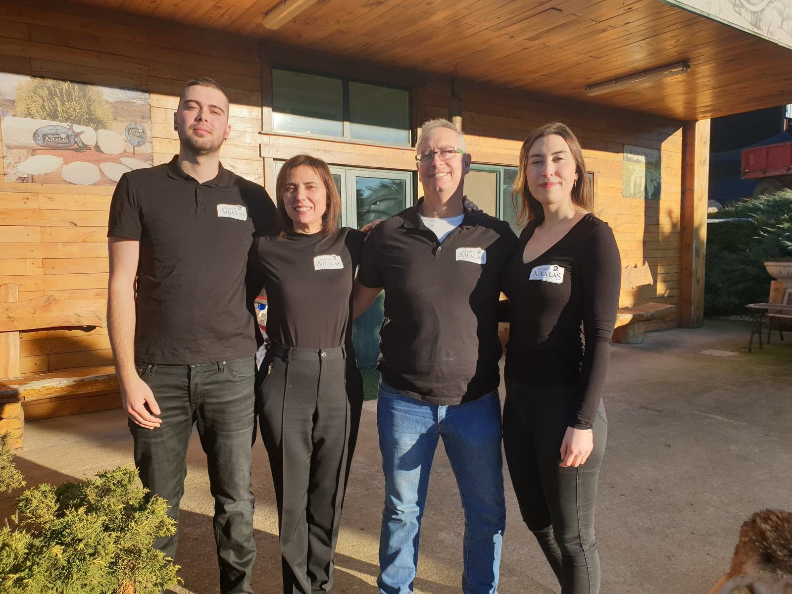 La familia Aitalas a la puerta del restaurante