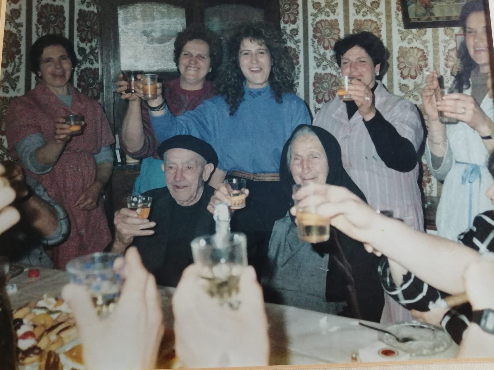 El abuelo Aitalas brindando con su familia