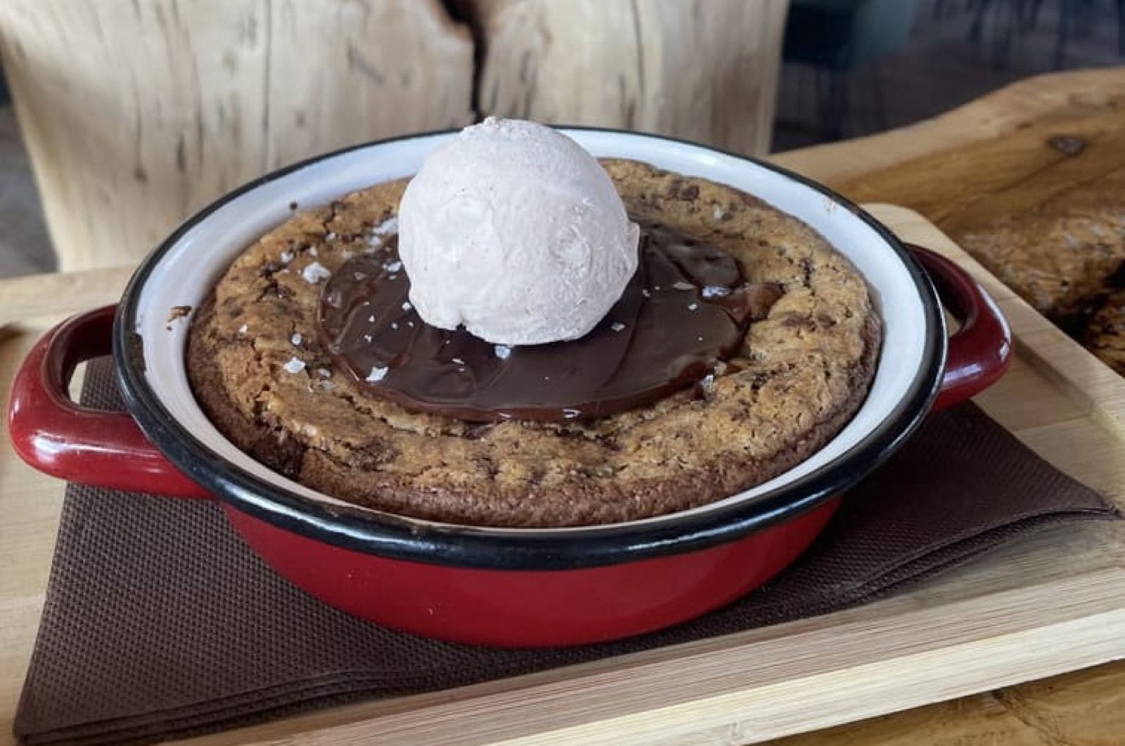 Cookie gigante con chocolate y helado